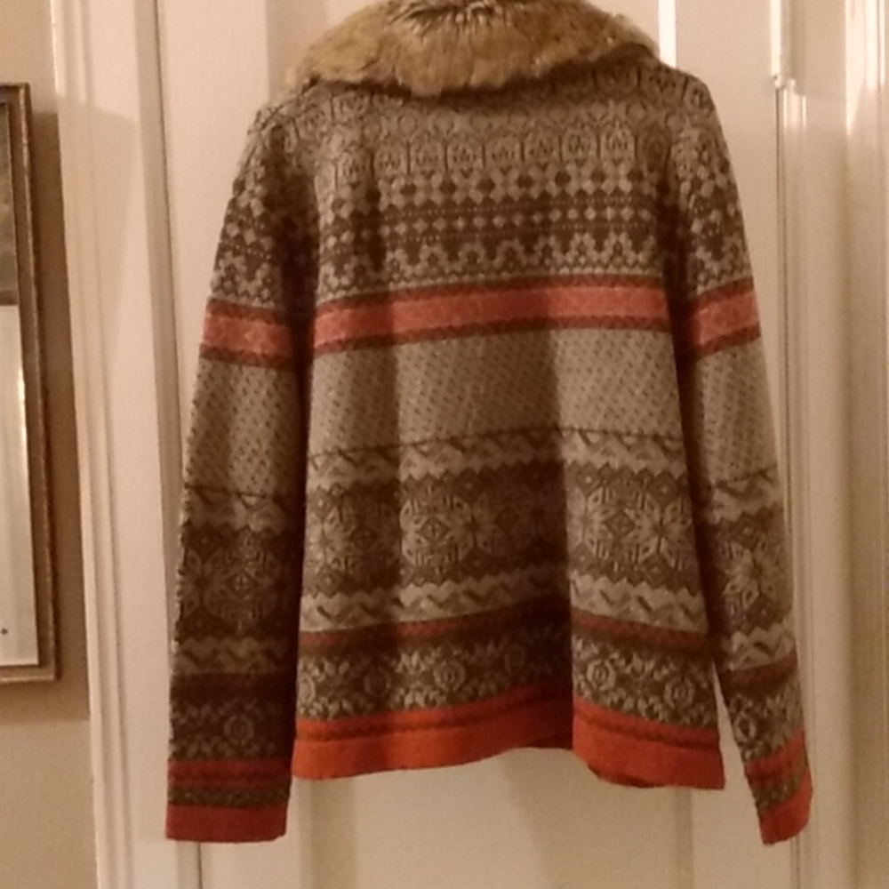 Women's zip-front wool sweater w/ faux fur collar.  NWT, never worn, no flaws - Picture 3 of 3